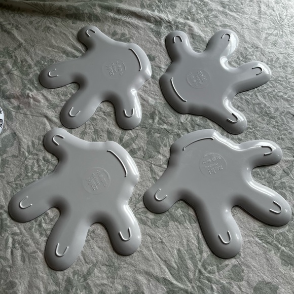 Zak! Designs set of 4 Micky Mouse Glove plates - Picture 2 of 5